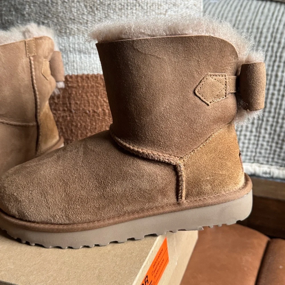 UGG‎ Short Shearling Bow Boots - Chestnut